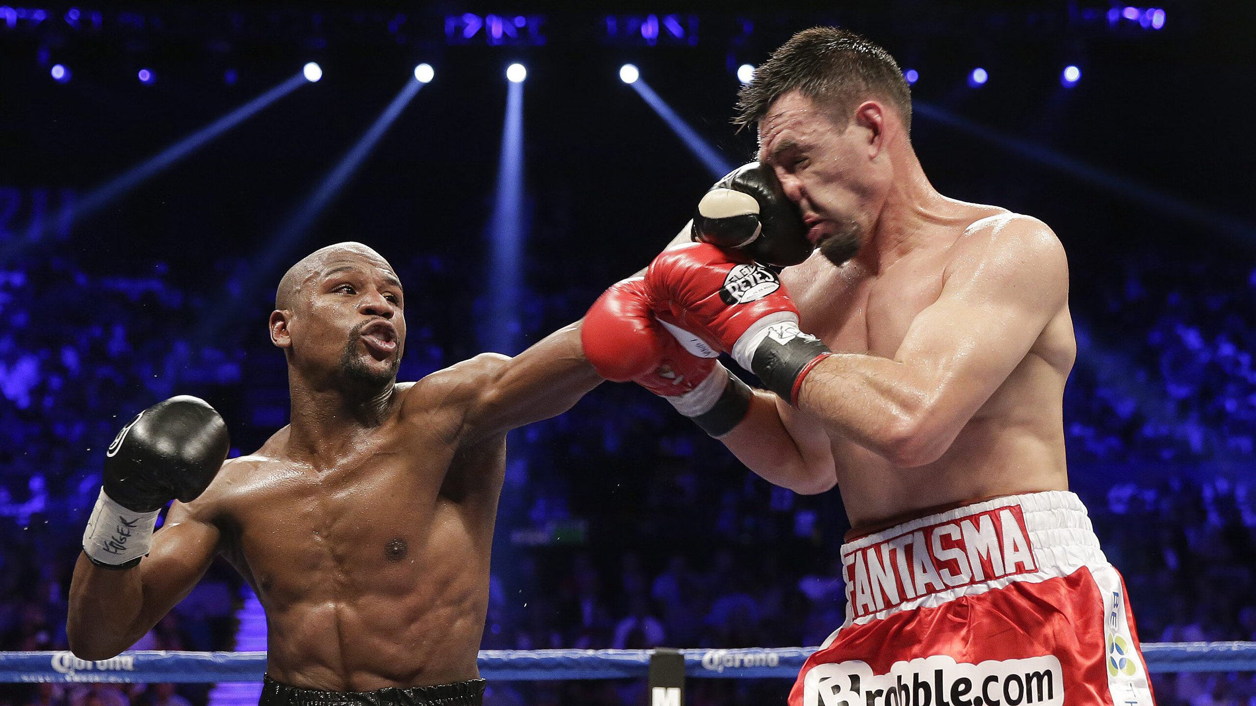 羽毛球巡回赛持续展开较量